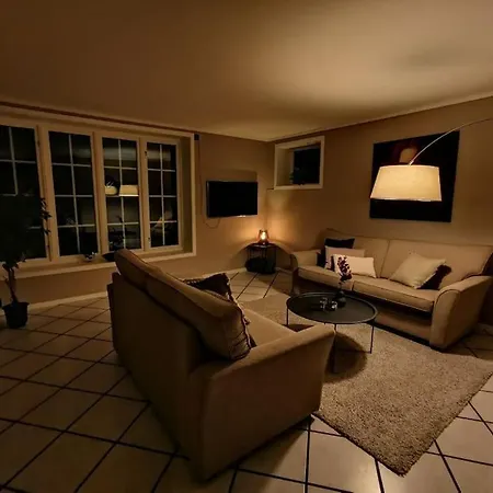 Sentrumsnaer Med 3 Soverom. 아파트